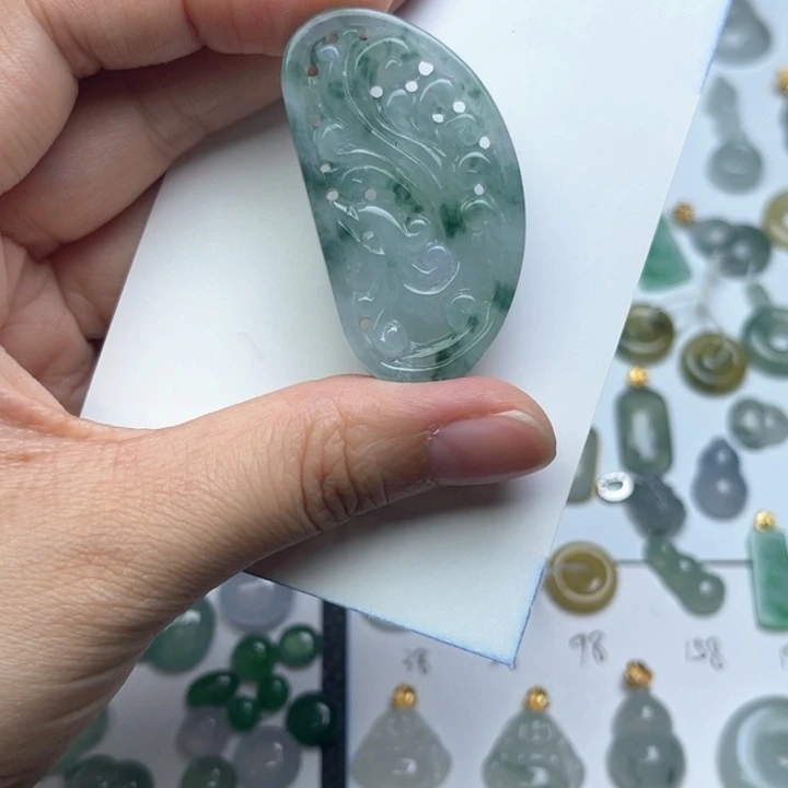 翡翠未镶嵌颈饰凤牌