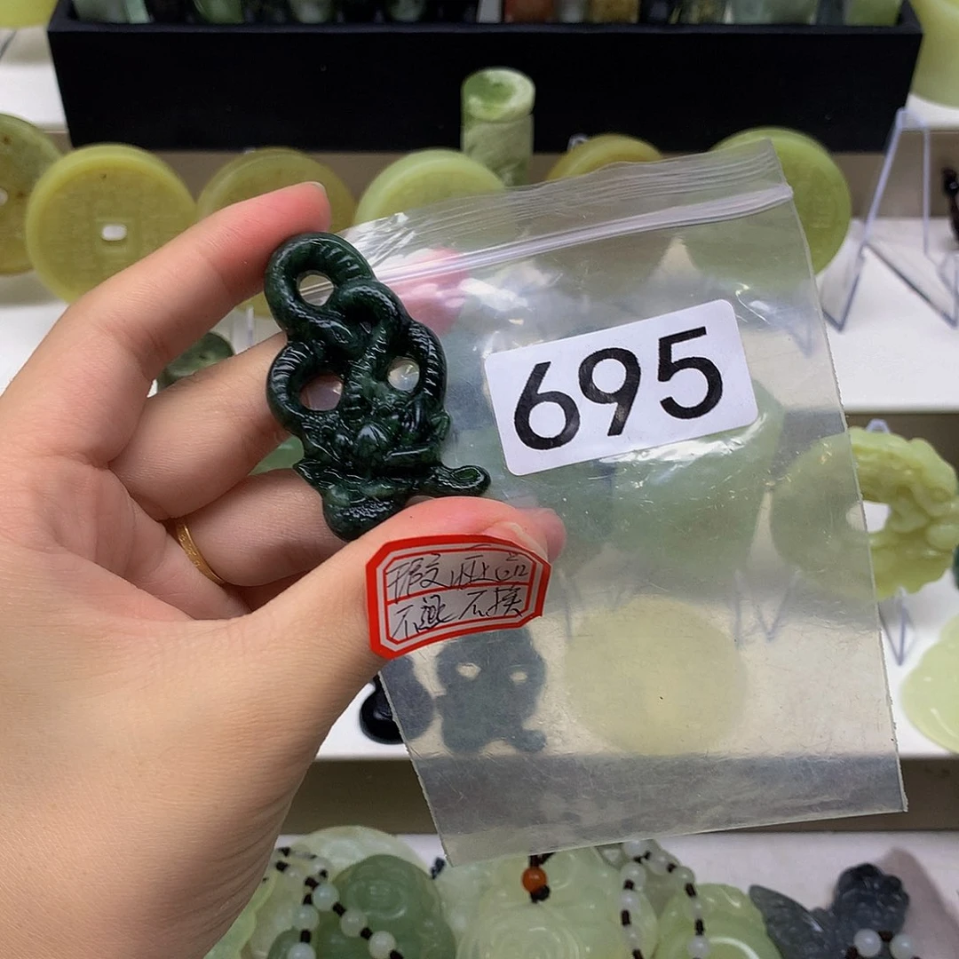 蛇纹石玉颈饰未镶嵌