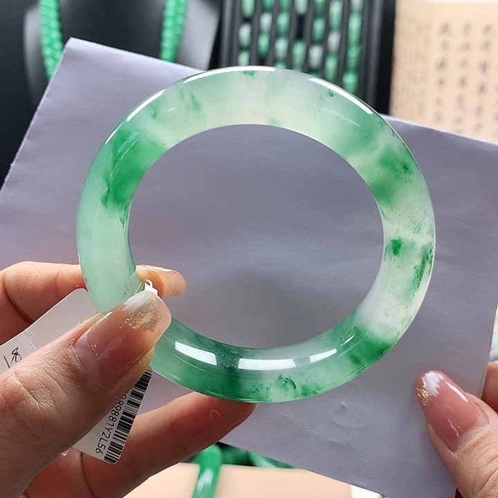 石英质玉手镯未镶嵌宝*?