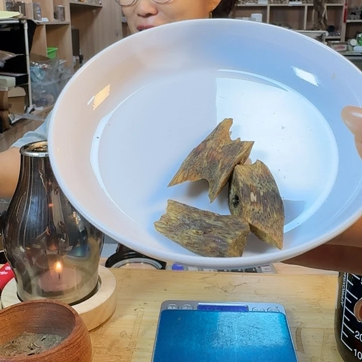 沉香老白奇块料3克。