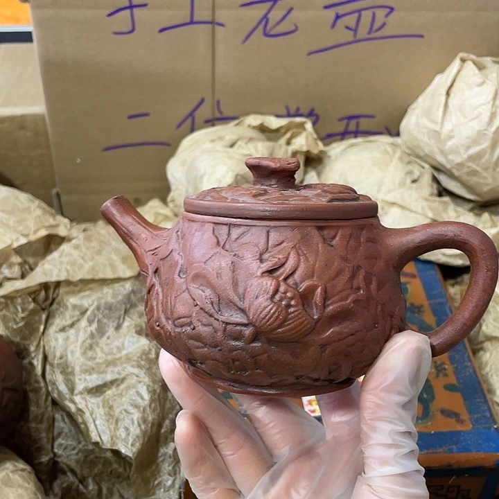紫砂茶壶矿泥料手工制作的一把紫砂壶。