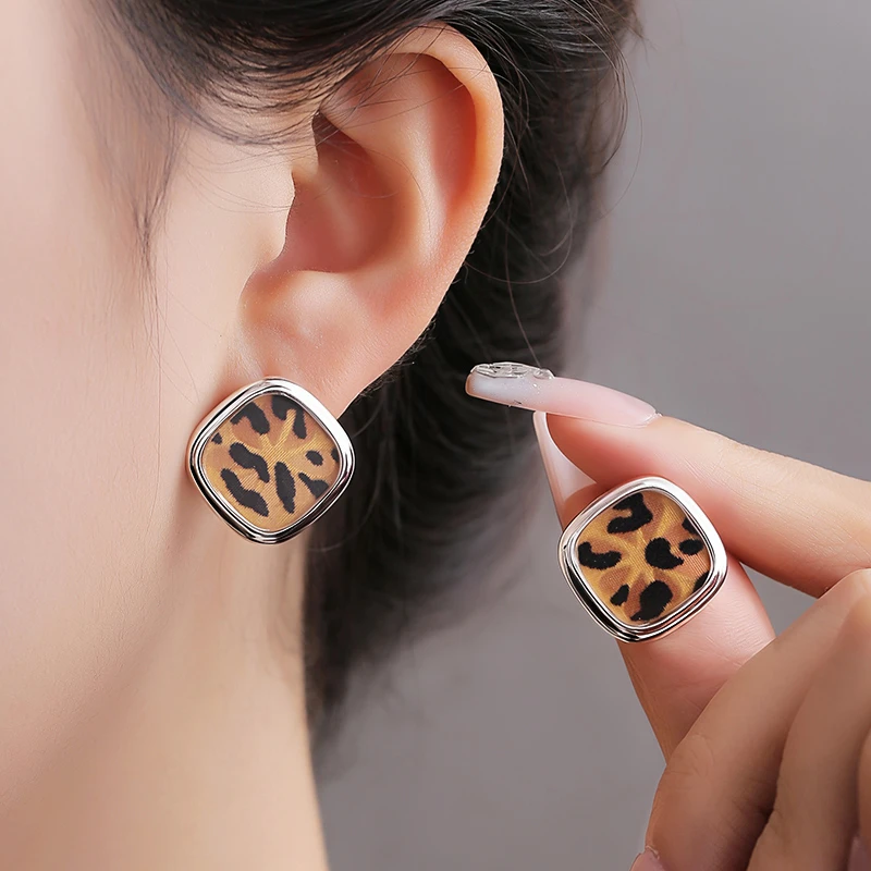 金美澳 锌合金亚克力耳饰 轻奢豹纹耳钉耳饰复古高级气质饰品小众