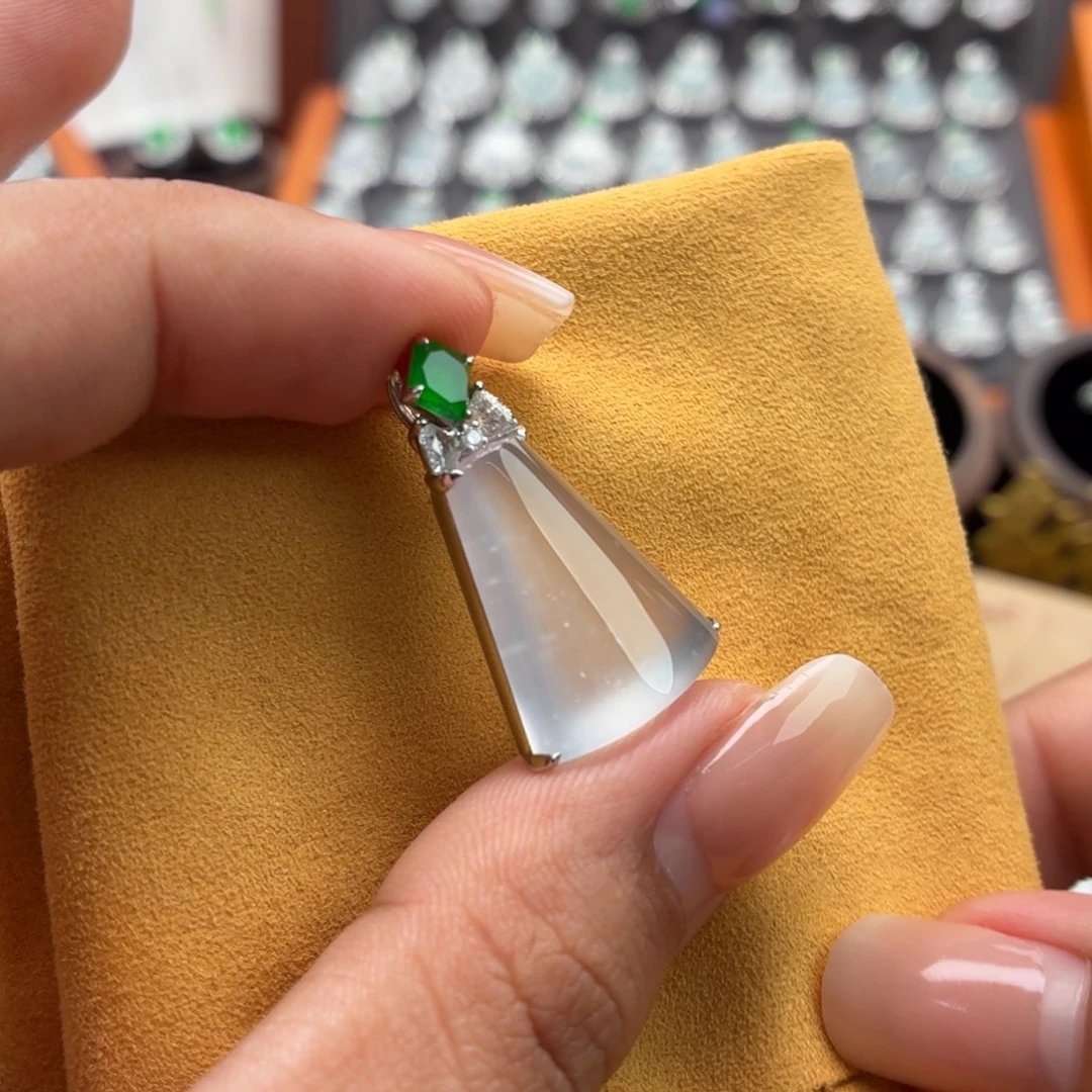 翡翠18K金镶嵌颈饰无事柱