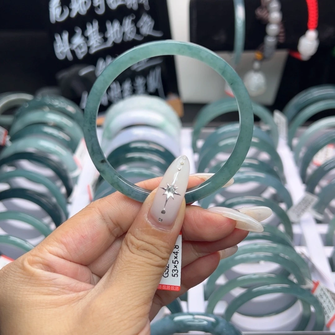 翡翠手镯未镶嵌翡翠