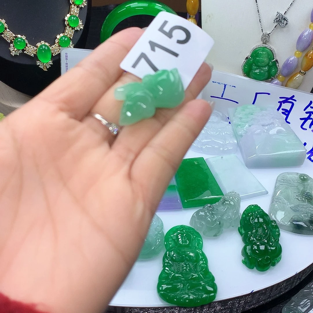 翡翠吊坠(赠链)未镶嵌