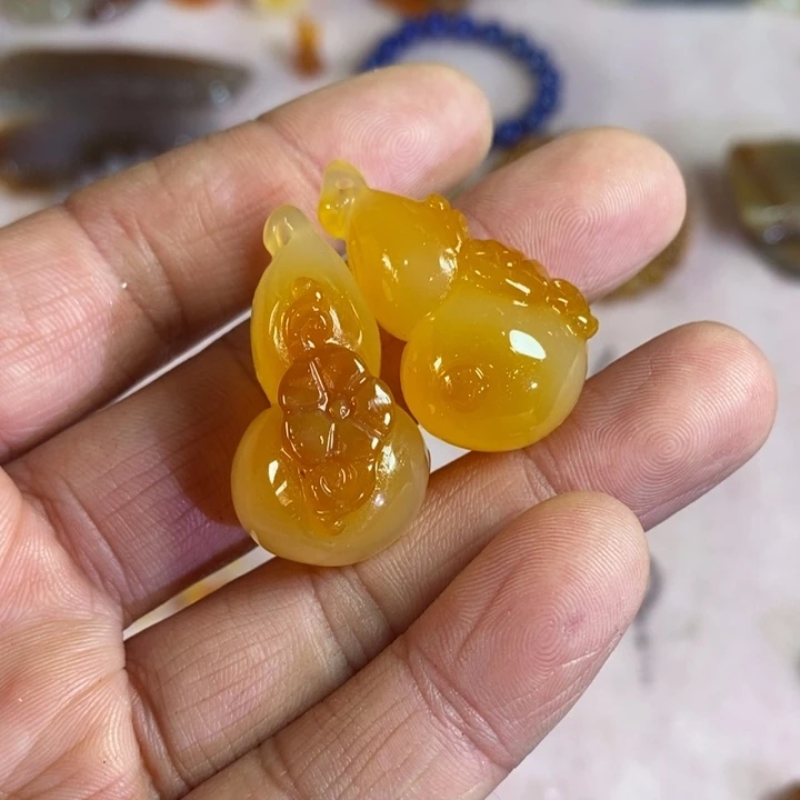 成***成玛瑙/玉髓未镶嵌珠宝奇石