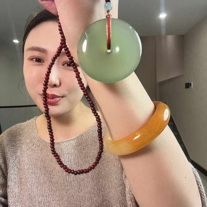 荔****蛇纹石玉未镶嵌颈饰