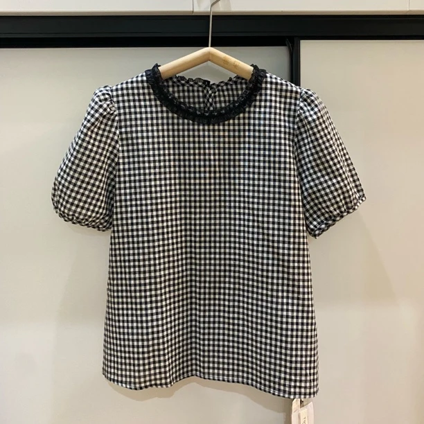 【千年格纹】蕾丝的领口拼接是这件小衬衫的点睛之作