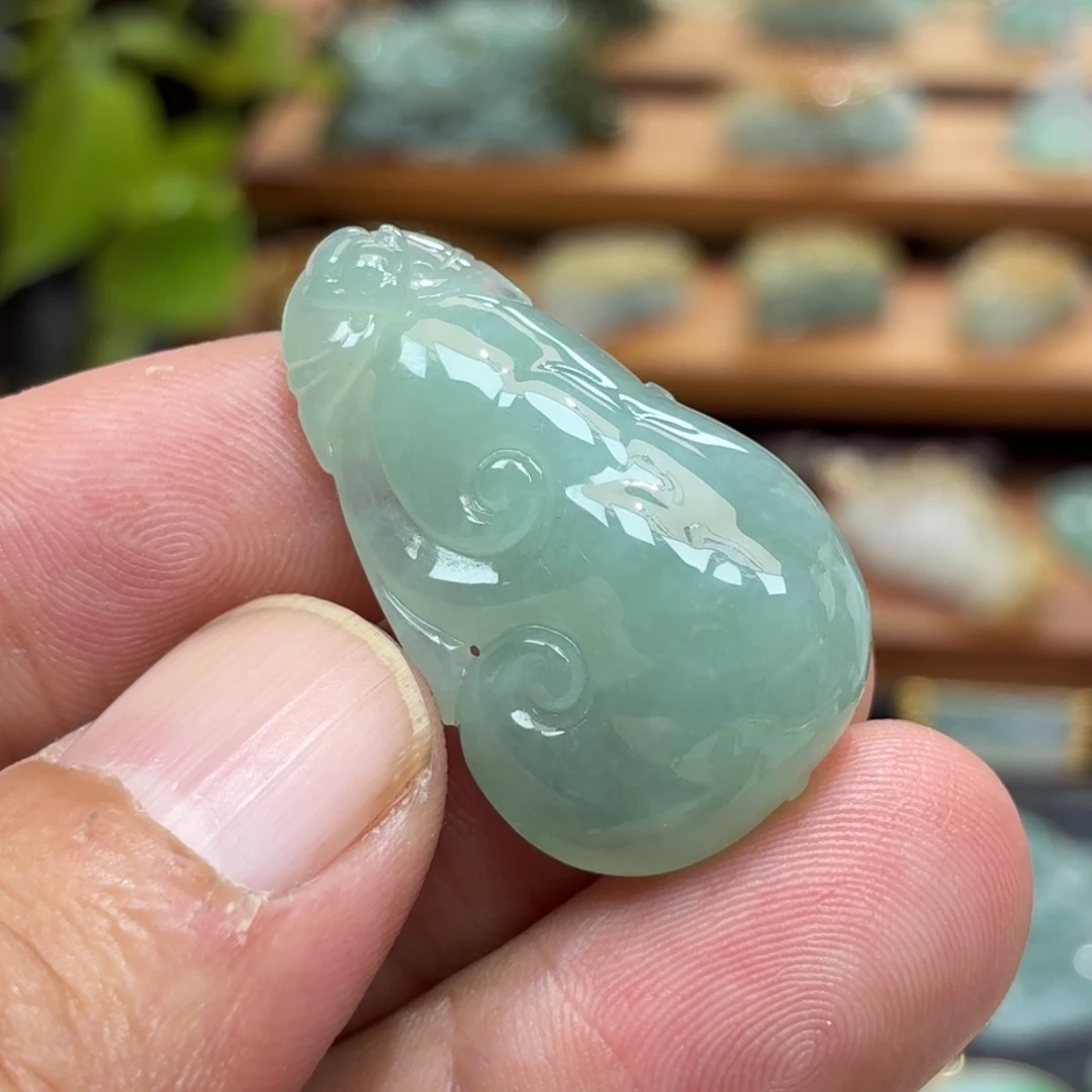 翡翠未镶嵌颈饰如意