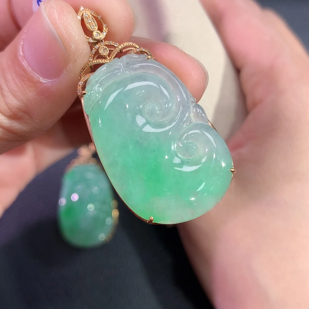 翡翠吊坠(赠链)18K金镶嵌