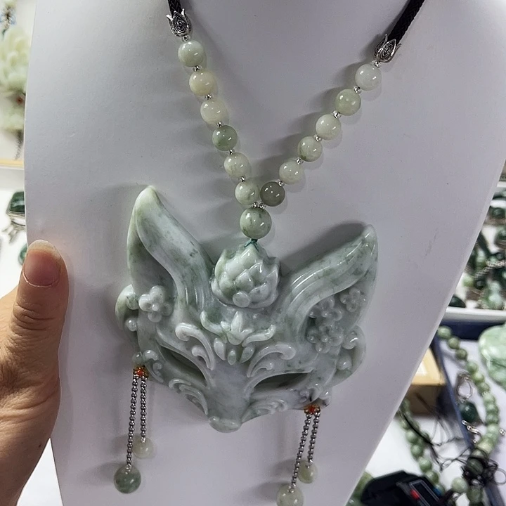 透闪石-蛇纹石玉未镶嵌颈饰