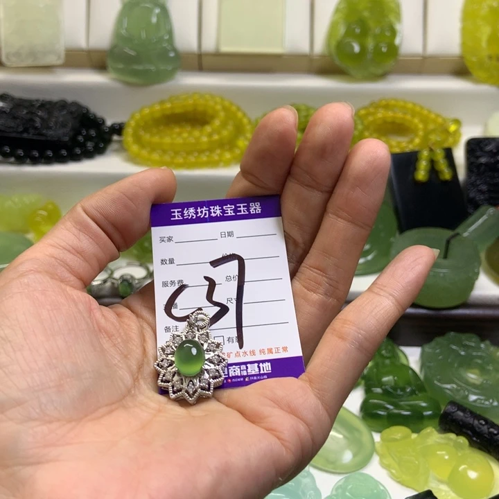 【闪购商品】未镶嵌蛇纹石玉颈饰0