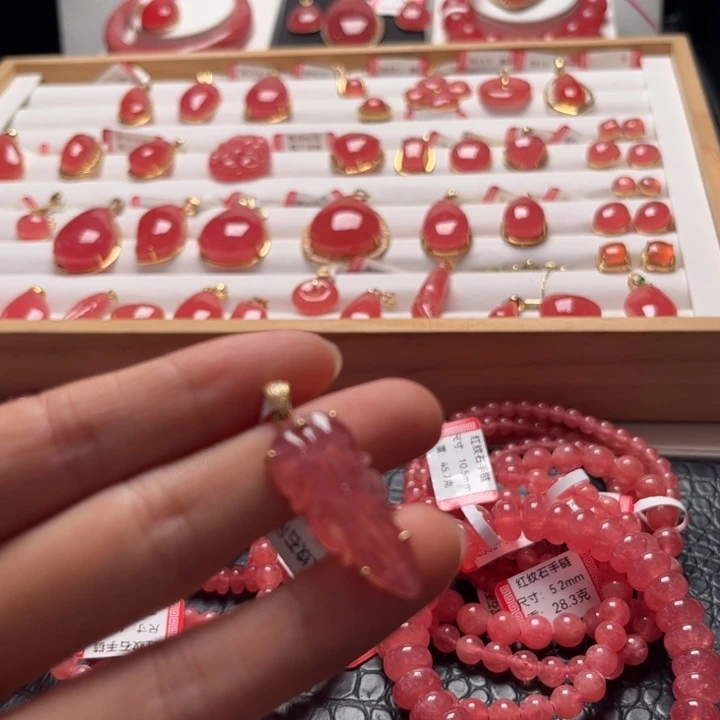 菱锰矿（红纹石）18K金镶嵌颈饰