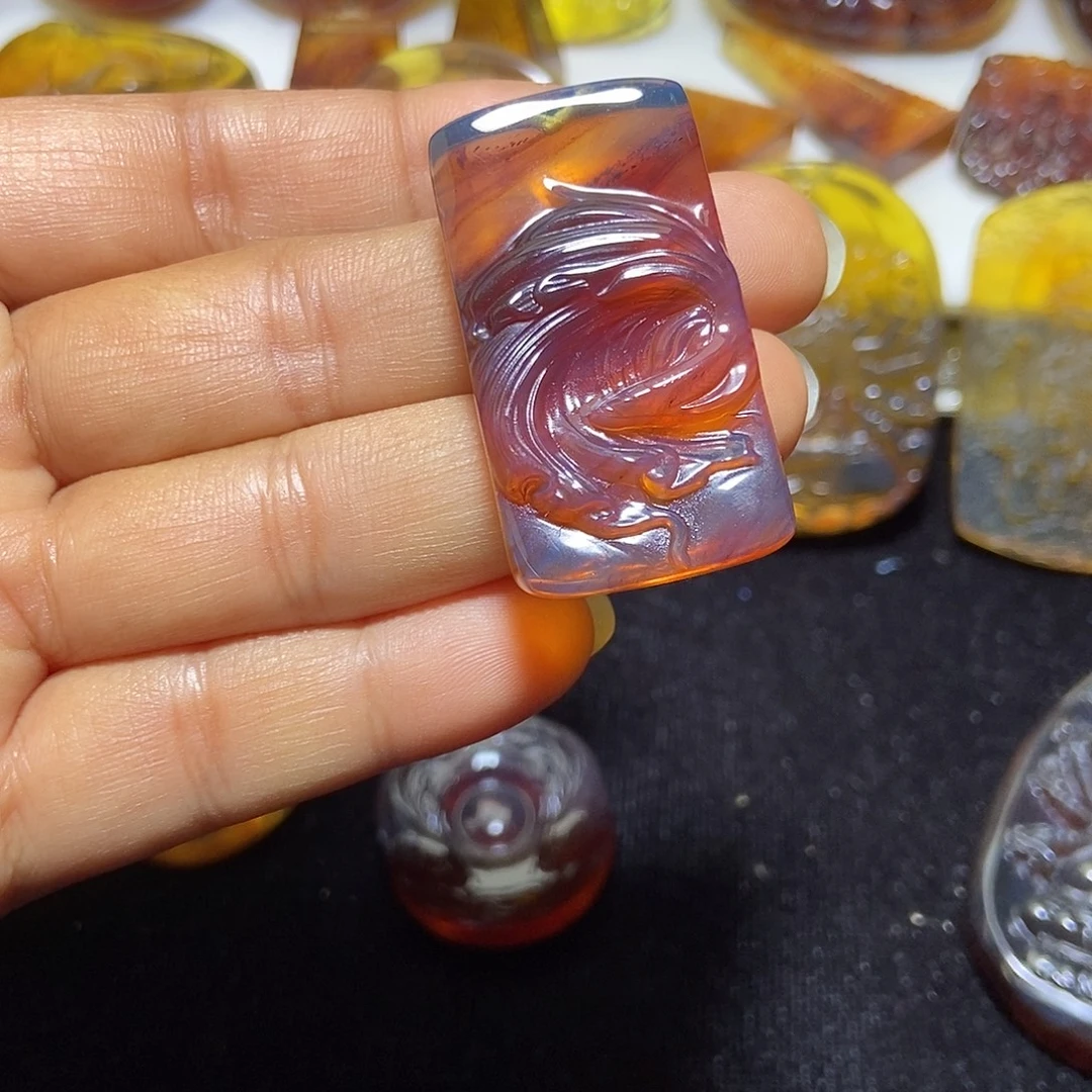 琥珀未镶嵌颈饰年年有余