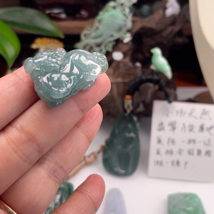 翡翠未镶嵌颈饰貔貅