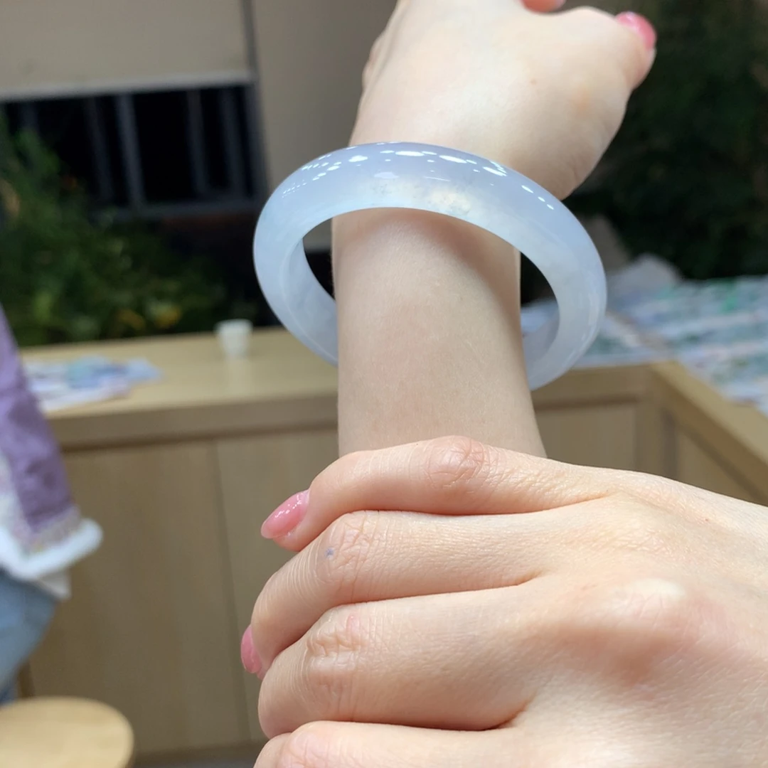 翡翠手镯未镶嵌不退不换