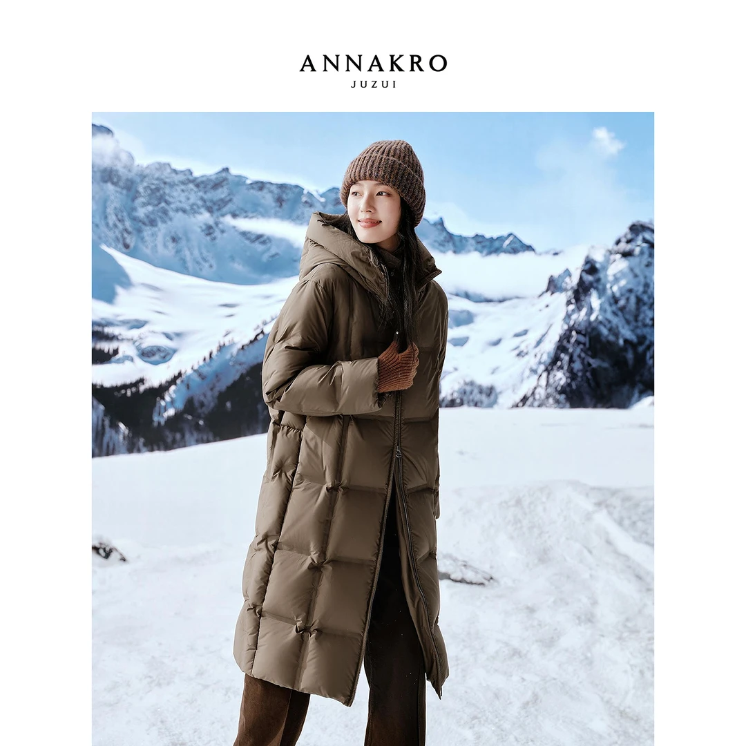 【羊羊专属】玖姿·安娜蔻KWFD03110方格压胶长款鹅绒羽绒服女2025冬