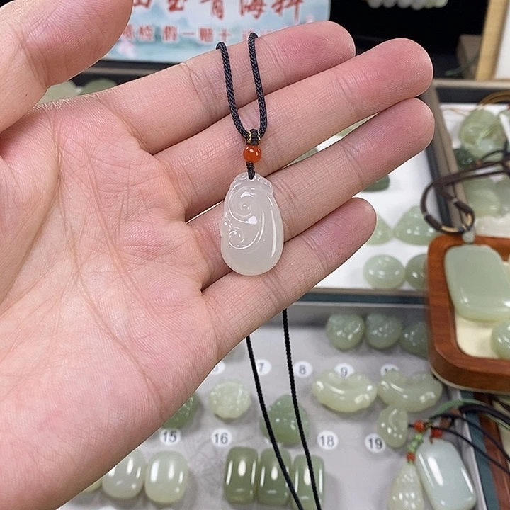 王****和田玉未镶嵌颈饰