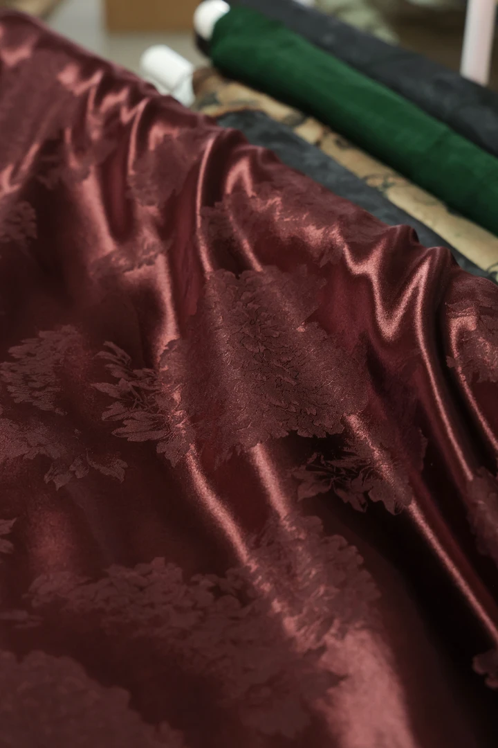 香云纱100%桑蚕丝酒红色重缎团花面料布料1米链接40姆米112门幅