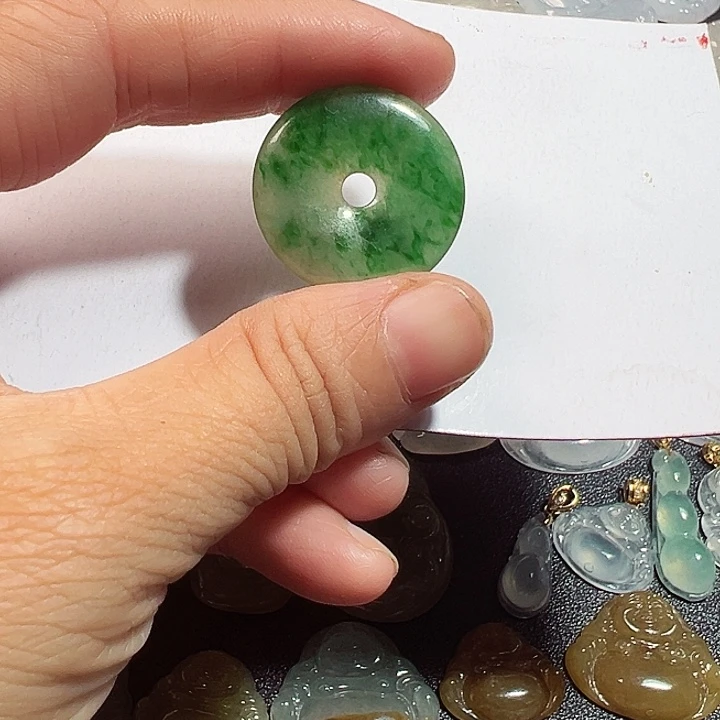 翡翠未镶嵌颈饰平安扣