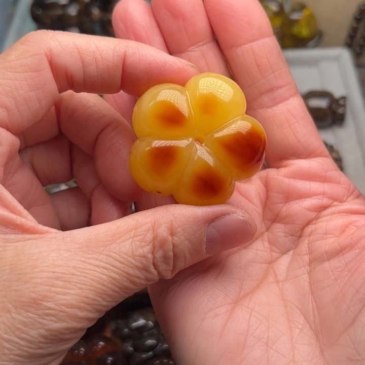 琥珀未镶嵌颈饰微瑕