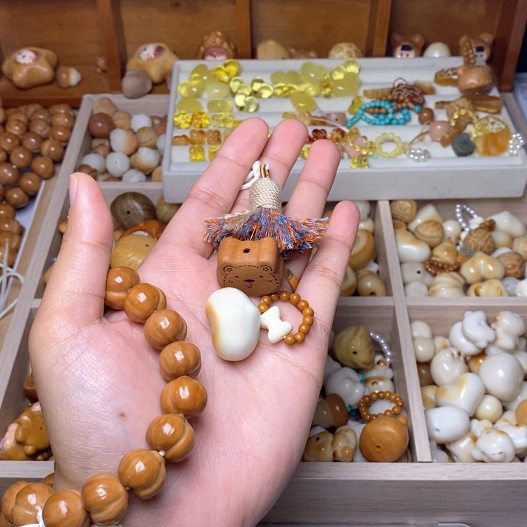 猴头核桃手串14手持蜜桃臀，爱心，小熊，蝴蝶结棕环，金色小流苏