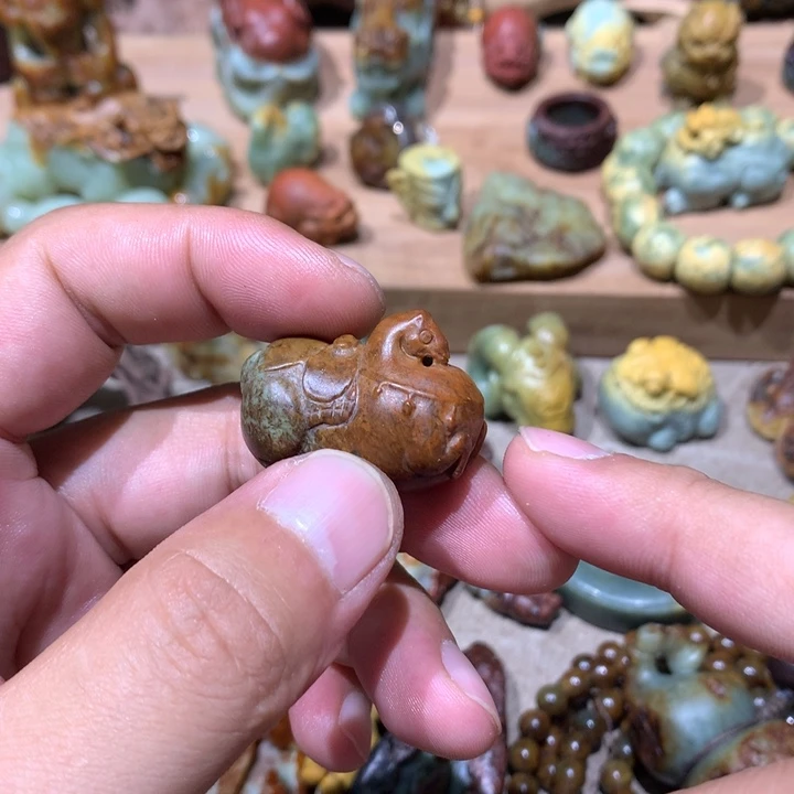 未镶嵌岫岩河磨玉（透闪石质玉）把件