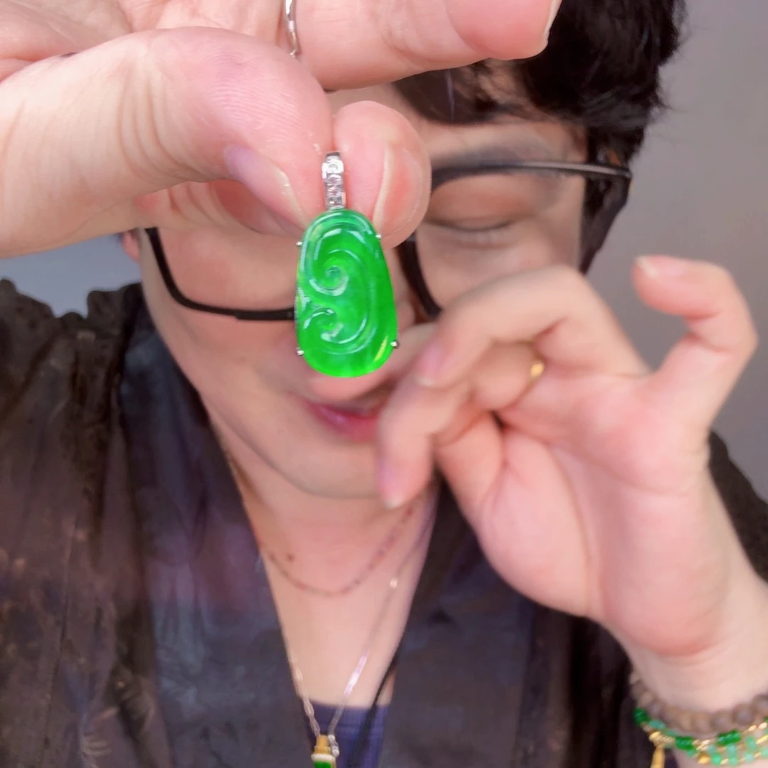 翡翠未镶嵌颈饰一件