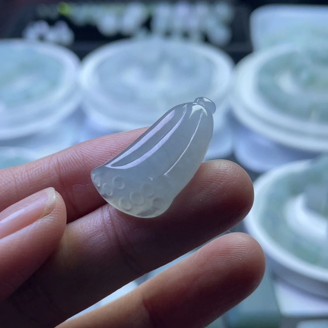 翡翠未镶嵌颈饰冰莲蓬