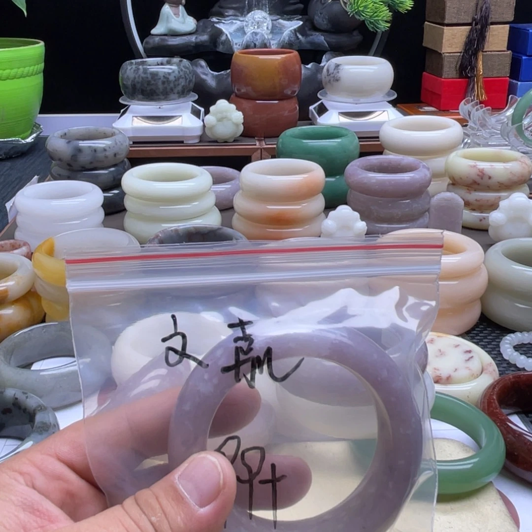 文***嘉石英岩玉未镶嵌手镯