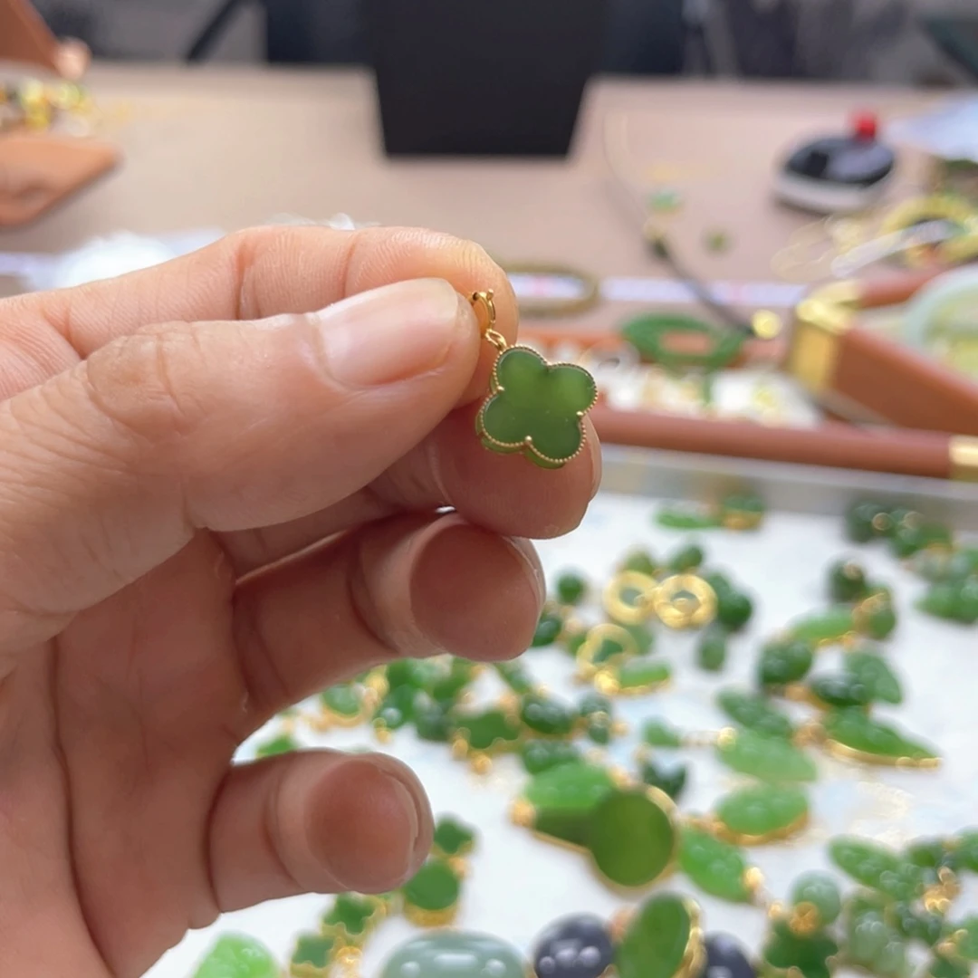 颈饰18K金镶嵌和田玉（碧玉）