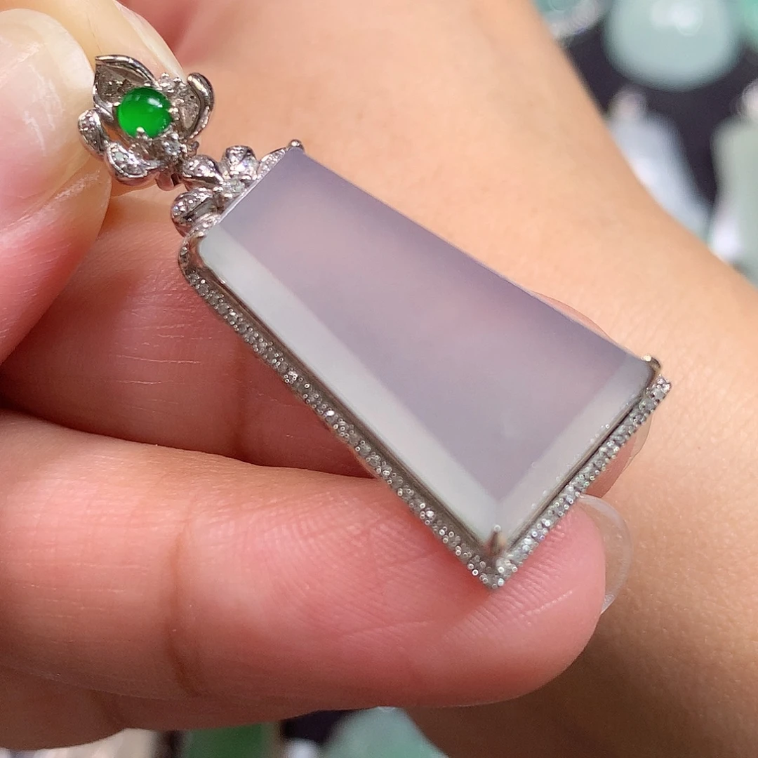 翡翠18K金镶嵌颈饰无事牌