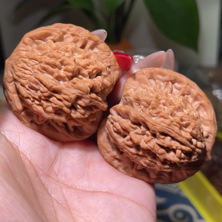 桃核把件            46虎头