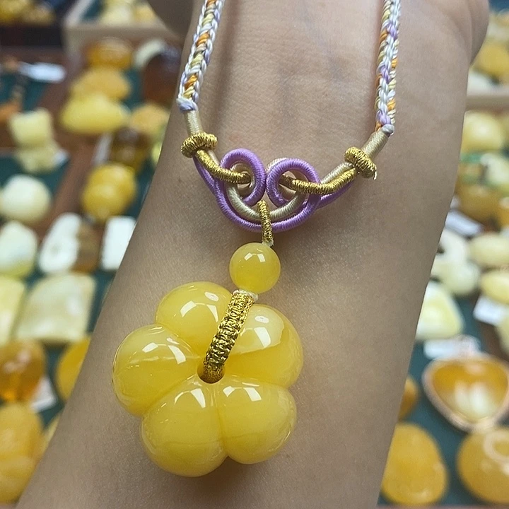 琥珀未镶嵌裸石14.24鸡油黄五瓣花吊坠