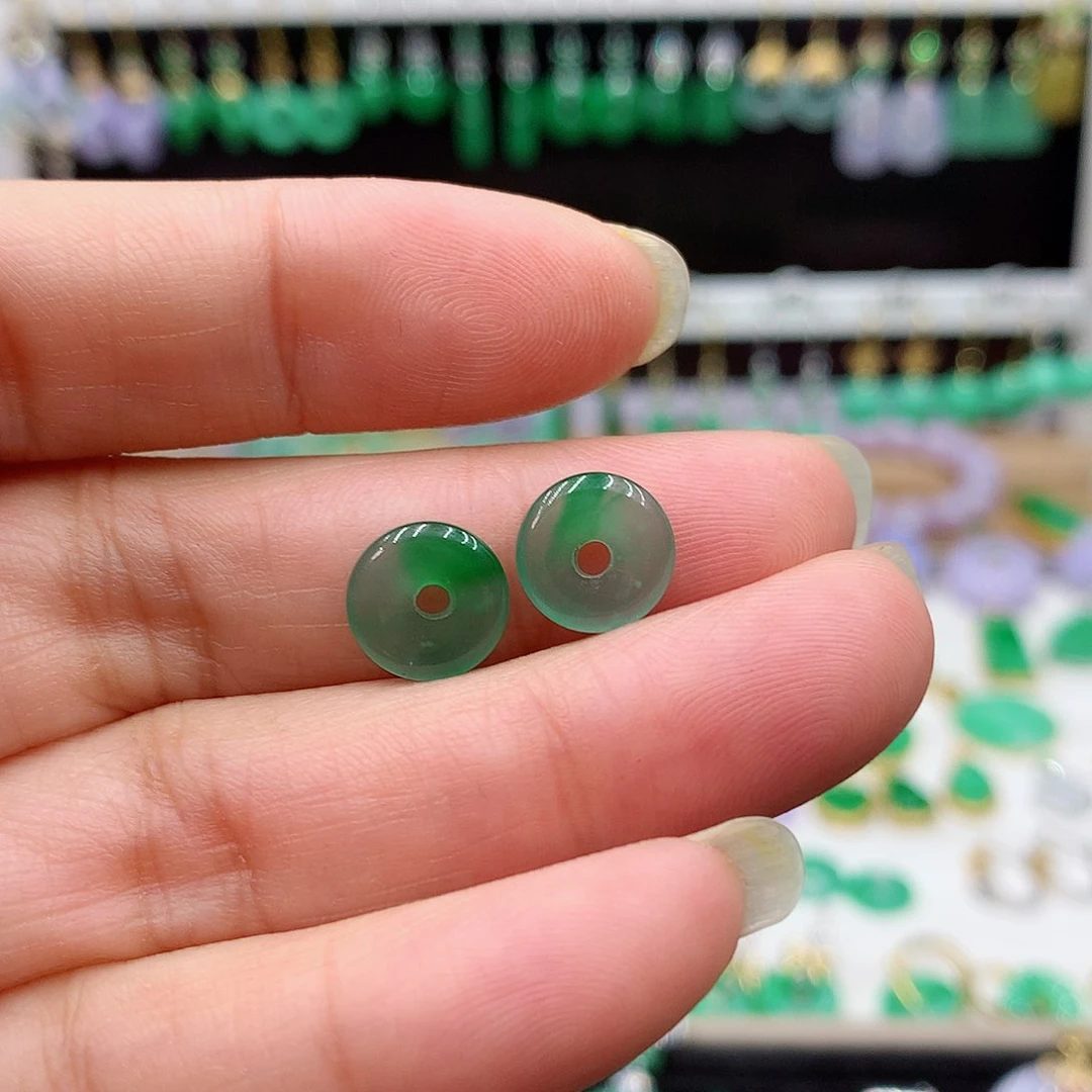 翡翠耳饰未镶嵌观**翠