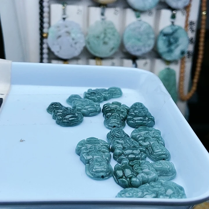 颈饰足铂镶嵌翡翠翡翠