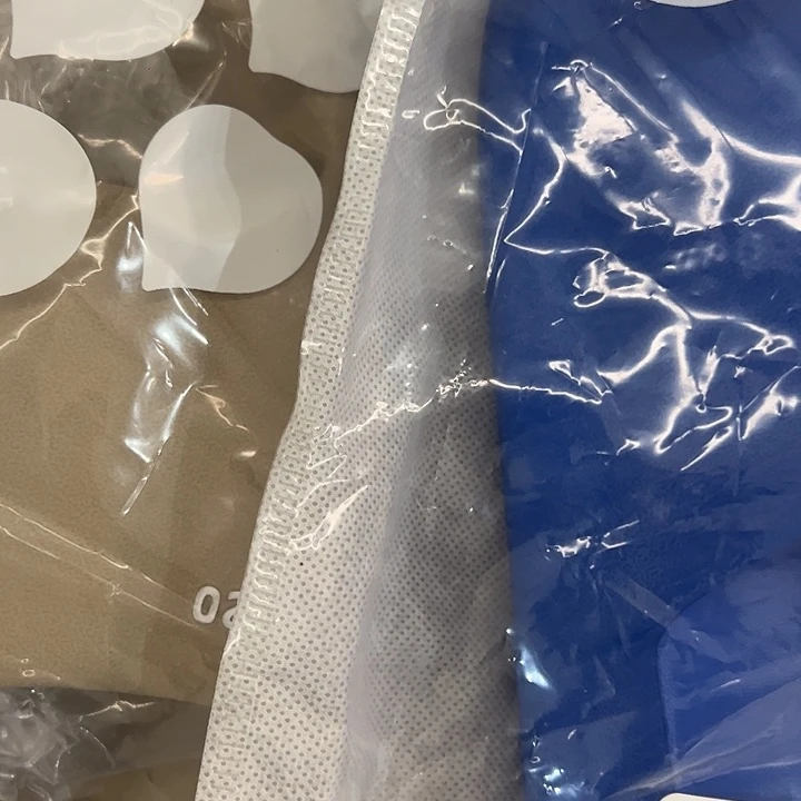 蓝色和棕色拖鞋搭配