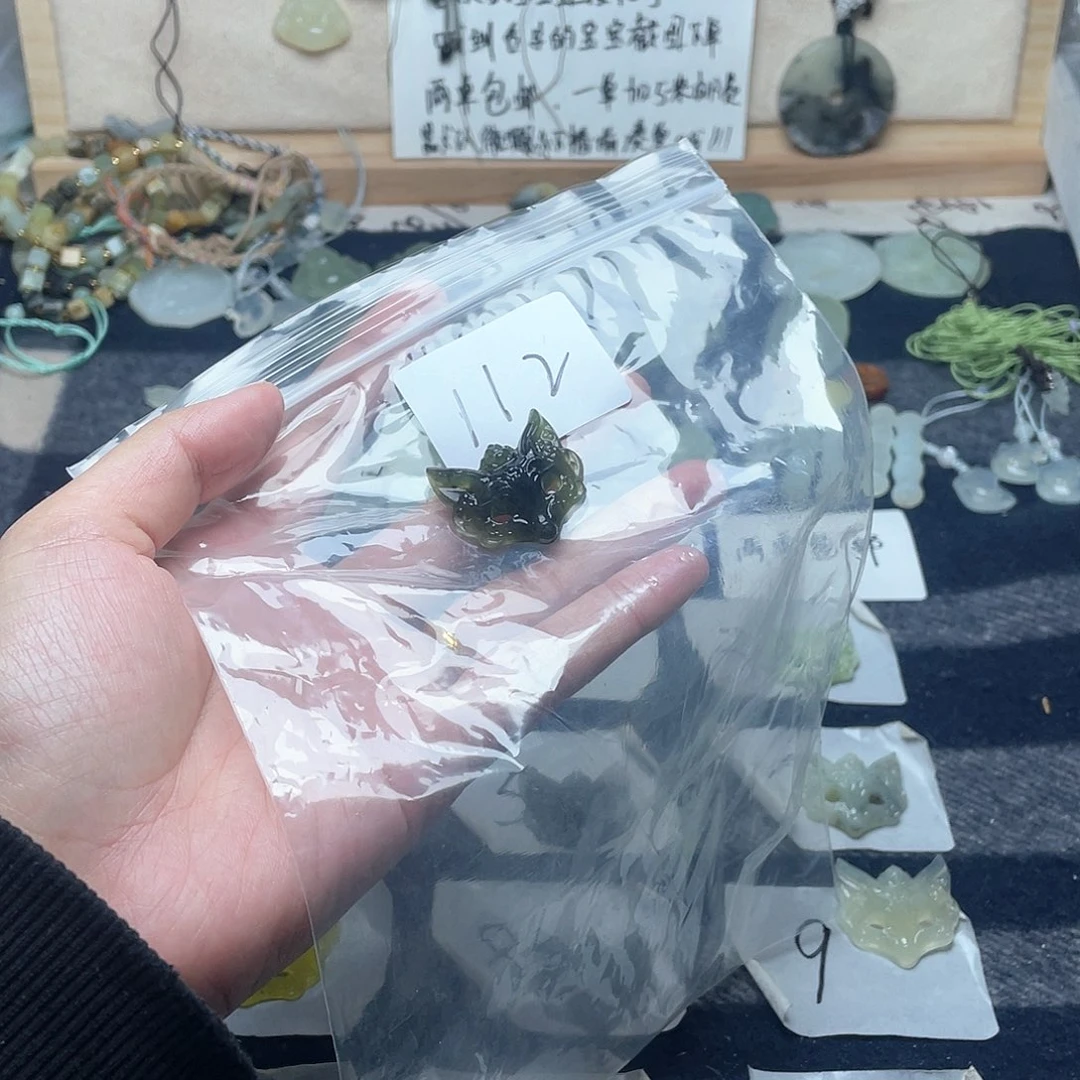 蛇纹石玉颈饰未镶嵌桃**茶