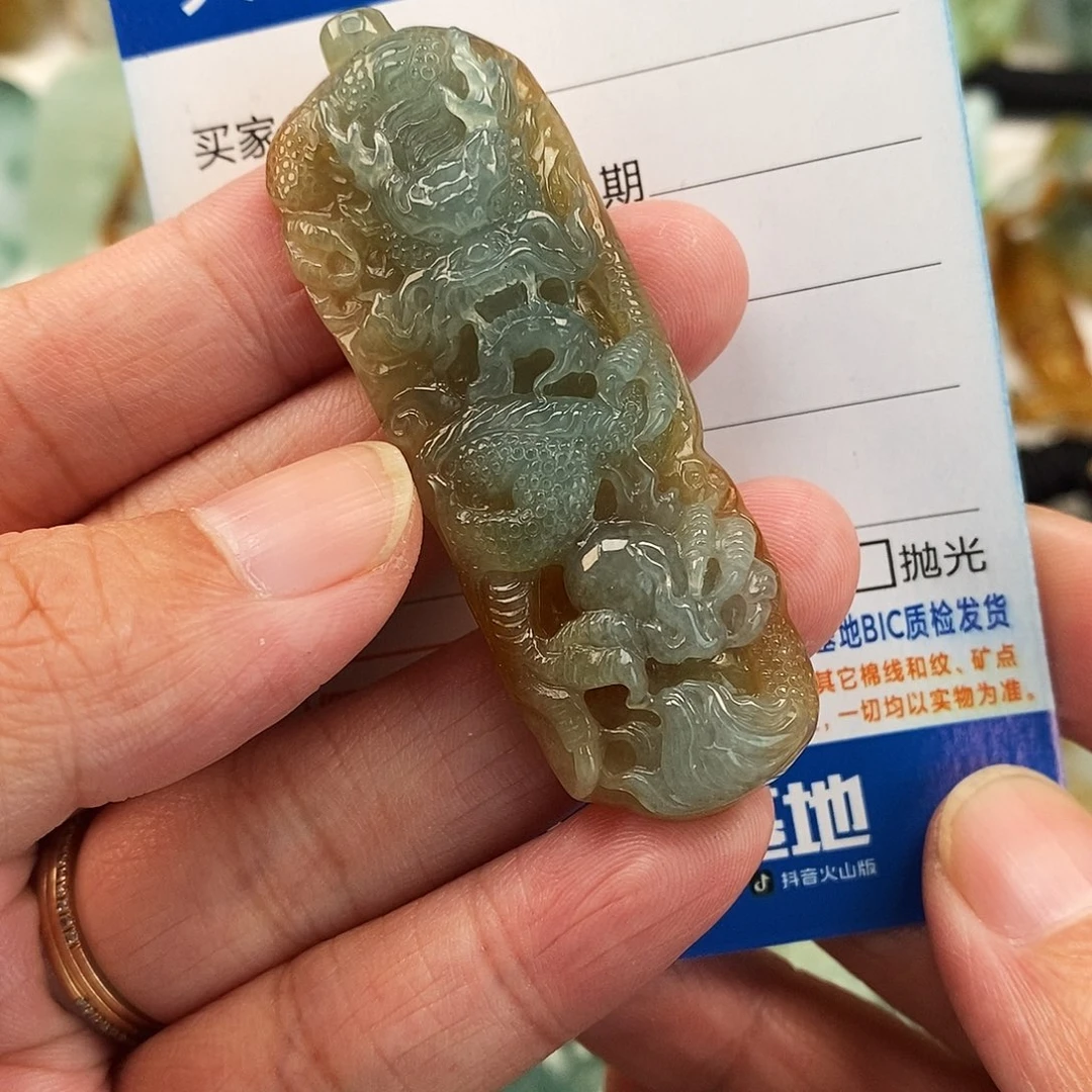翡翠未镶嵌颈饰龙柱