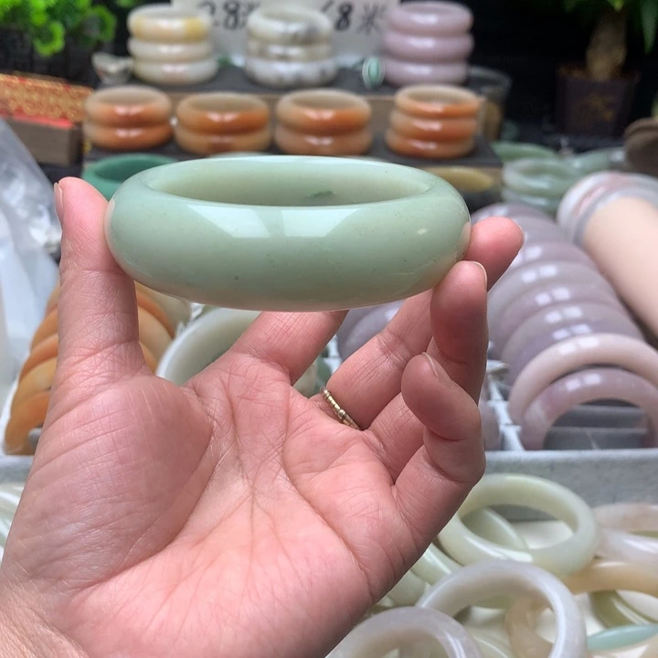 石英质玉（佘太翠）未镶嵌手镯64.5