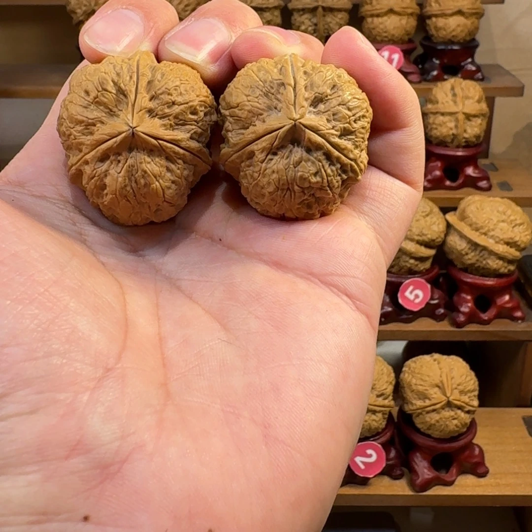 铁核桃把件麒麟纹狮子头三棱奔驰