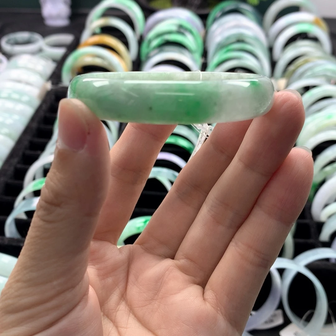 翡翠手镯未镶嵌翡翠