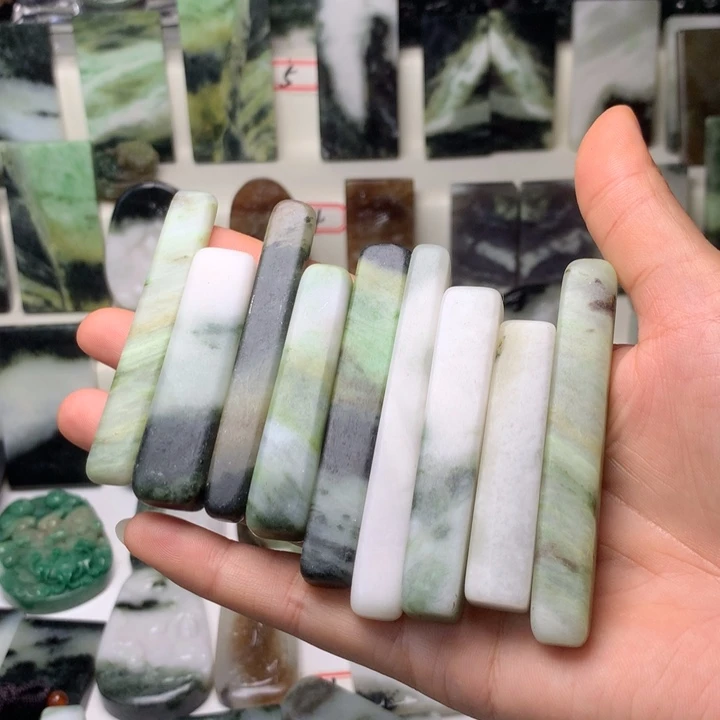 ****神独山玉未镶嵌颈饰