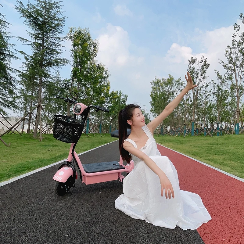 美女宝妈代步车可爱小型电动滑板车