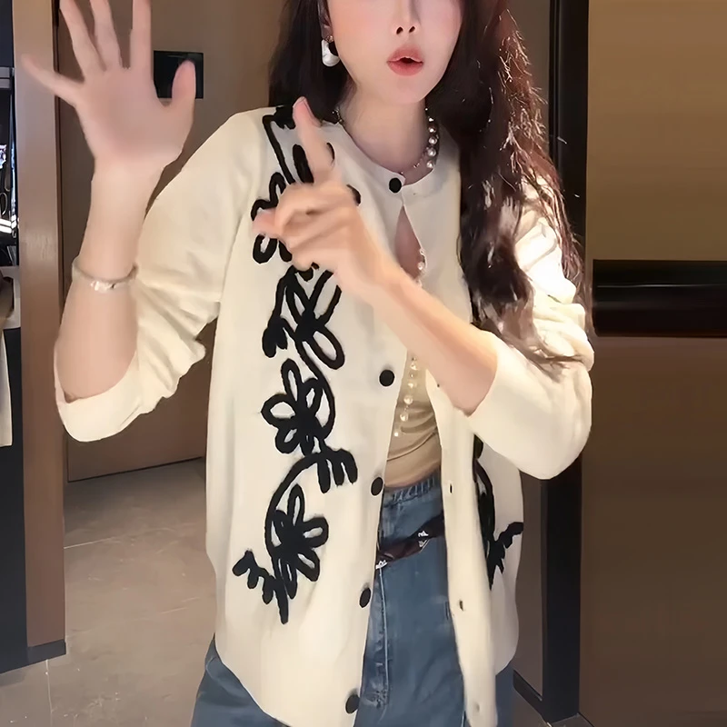 甜美风秋季长袖时尚针织开衫2025年新款个性绣花女装休闲显瘦上衣