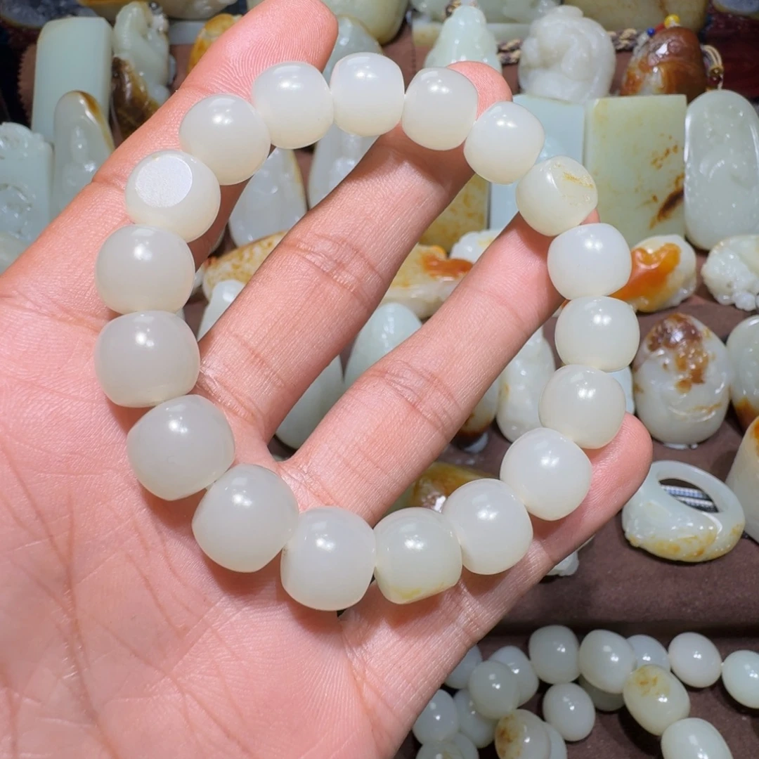 出***喜和田玉未镶嵌手串