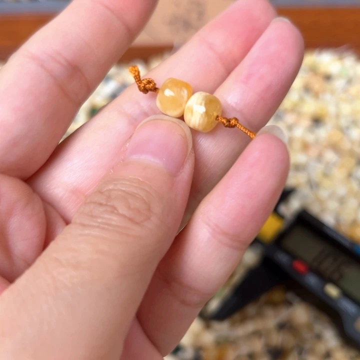蜜蜡未镶嵌裸石7.9mm一对