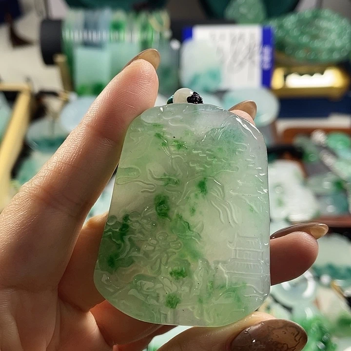 翡翠未镶嵌颈饰山水