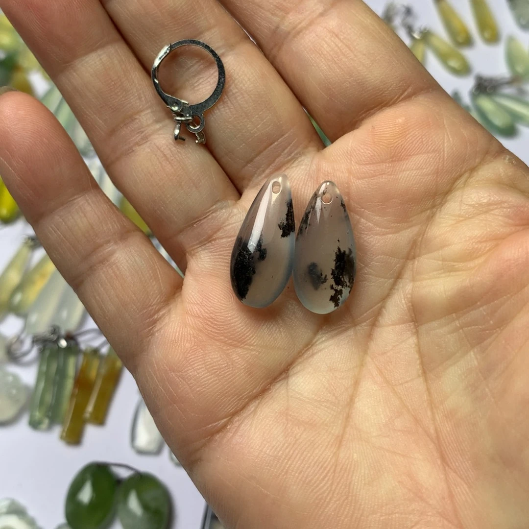 马***呆未镶嵌蛇纹石玉耳环