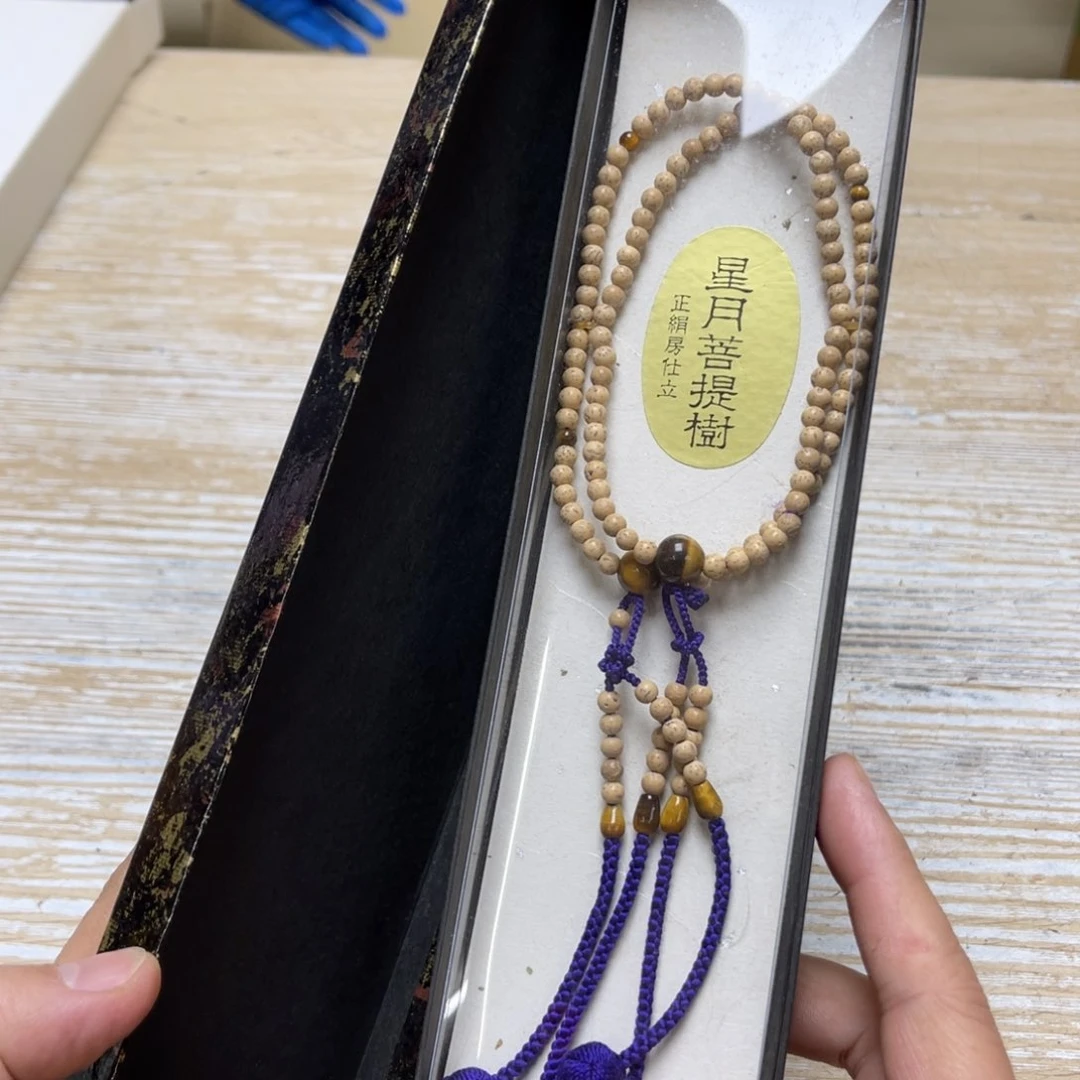 瓷片躺*密密麻麻地排列着一个